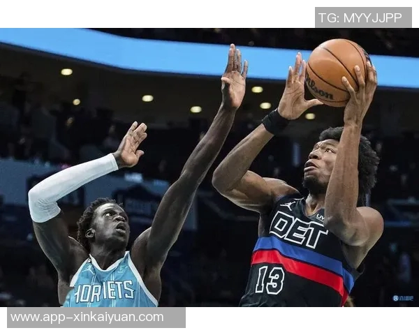 爱德华兹高效得分难救主球队失利全场19投11中砍下31分表现依旧亮眼